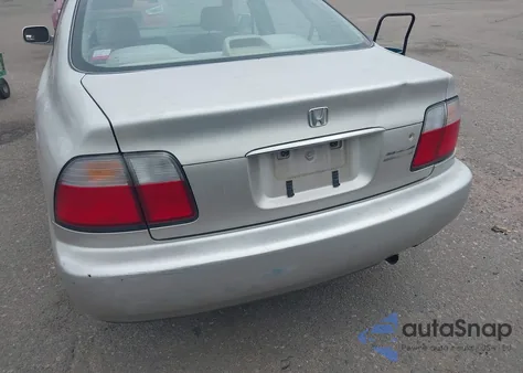 1997 Honda Accord Se z USA, uszkodzony, nr VIN 1HGCD5601VA143404
